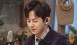 何炅机场爆料视频播放,揭秘明星日常幕后趣事